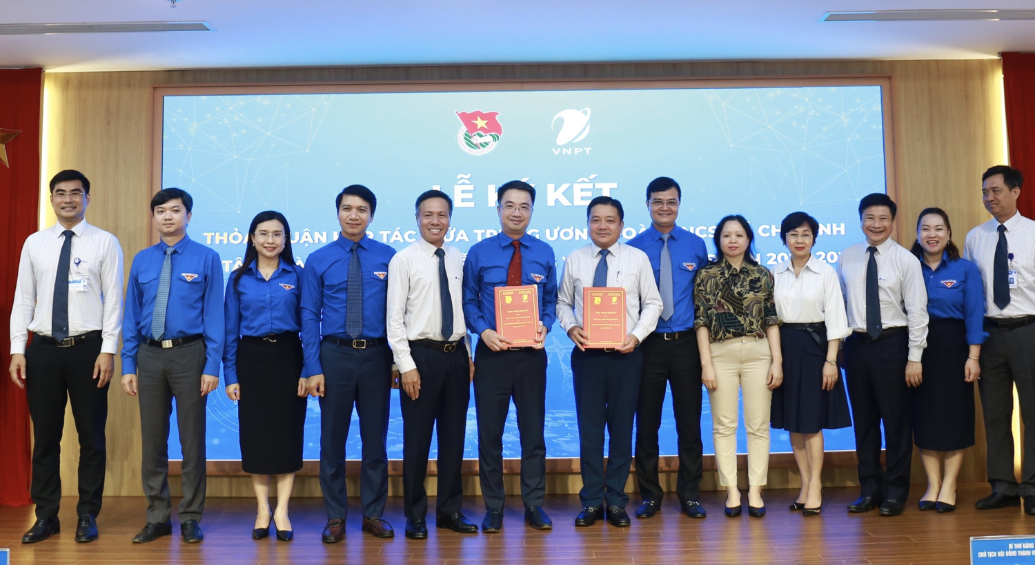 Các đồng chí lãnh đạo T.Ư Đoàn và lãnh đạo Tập đoàn Bưu chính Viễn thông Việt Nam - VNPT ký kết thoả thuận hợp tác giai đoạn 2023-2027