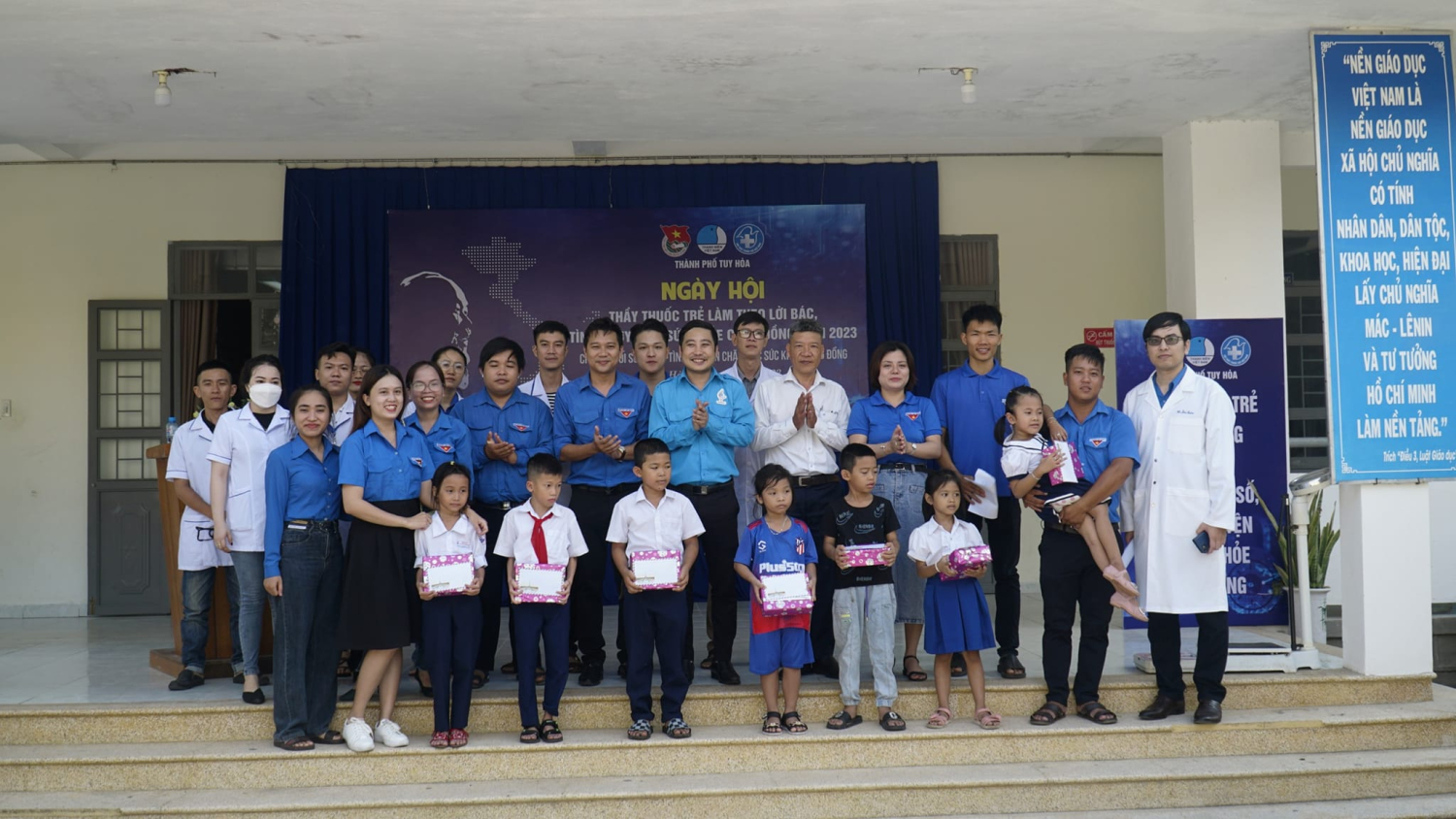 Ban tổ chức tặng quà cho học sinh có hoàn cảnh đặc biệt khó khăn của xã An Phú.