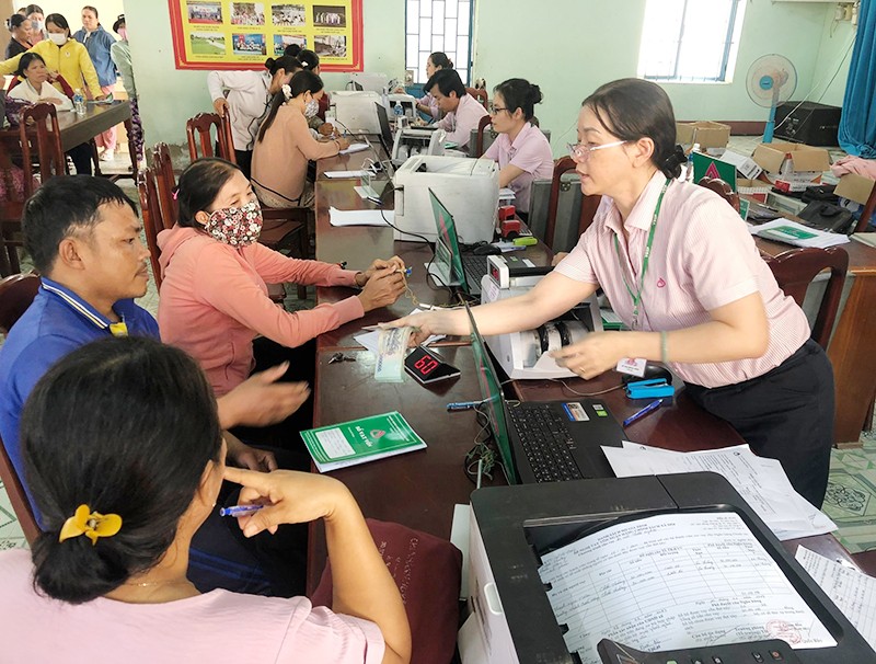 Hướng dẫn hộ nghèo, đối tượng chính sách vay vốn tại điểm giao dịch xã Phước Hậu, huyện Ninh Phước, tỉnh Ninh Thuận.