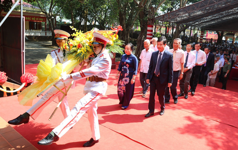 Các đồng chí: Cao Thị Hòa An, Tạ Anh Tuấn cùng các đại biểu dâng hoa lên bàn thờ Bác. Ảnh: HÀ MY