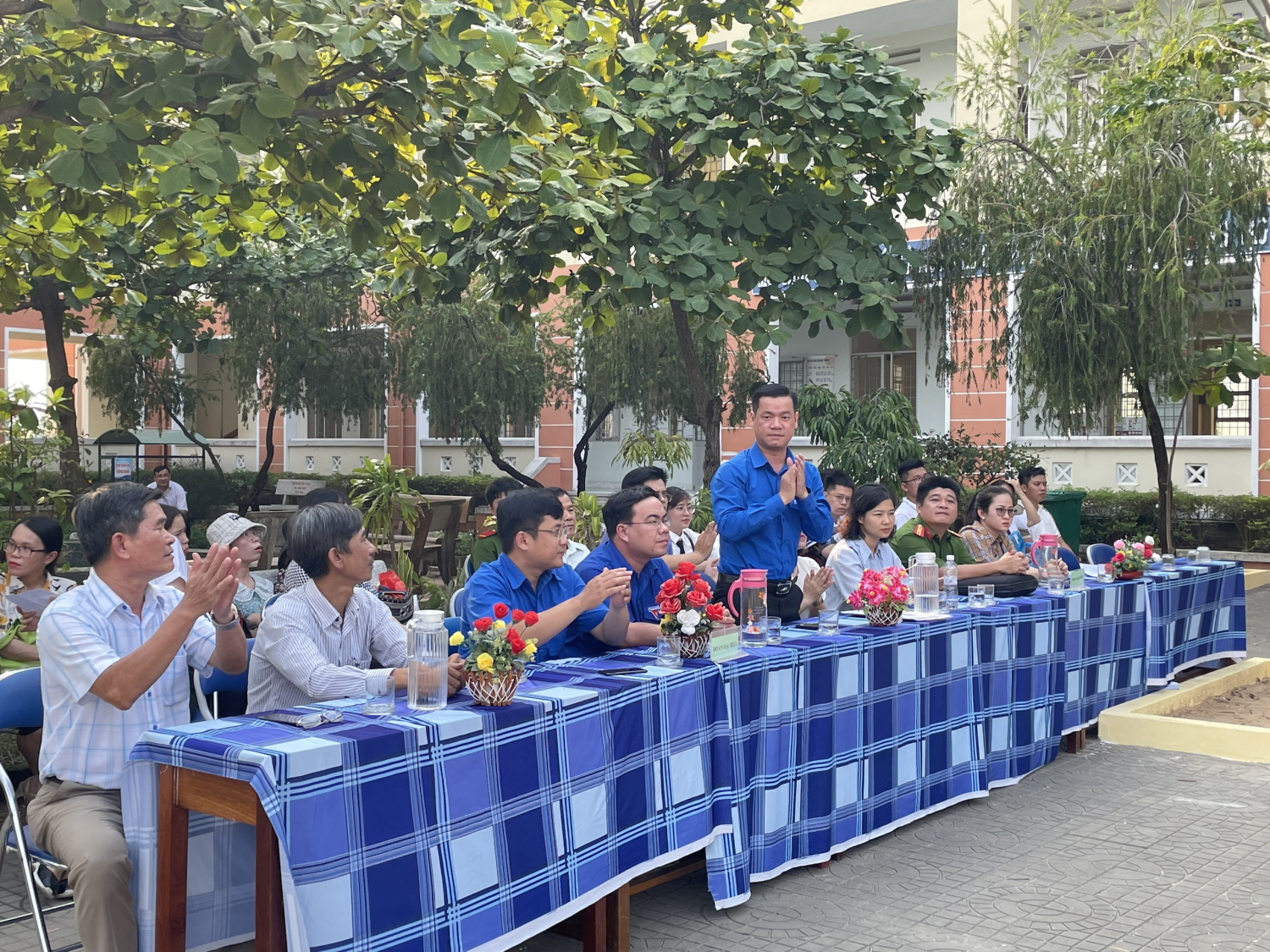 Đồng chí Võ Duy Kha - Phó Bí thư Tỉnh Đoàn cùng các đồng chí tham dự chương trình Phiên tòa giả định