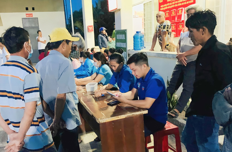 Không quản ngày đêm, đoàn viên thanh niên xã An Xuân, huyện Tuy An tích cực hướng dẫn người dân cài đặt ứng dụng VNeID, kích hoạt định danh điện tử mức độ 1. Ảnh: CTV