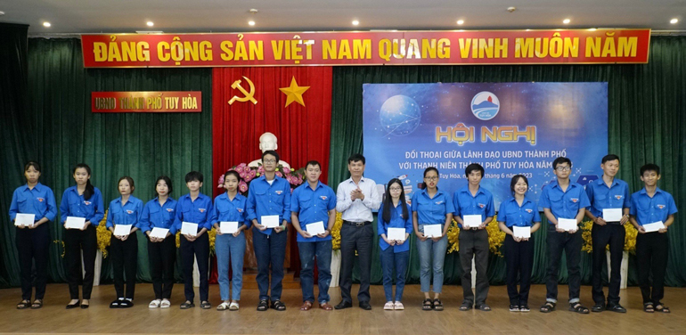 Phó Chủ tịch UBND TP Tuy Hòa Nguyễn Công Thành trao quà cho các đoàn viên thanh niên có hoàn cảnh khó khăn.