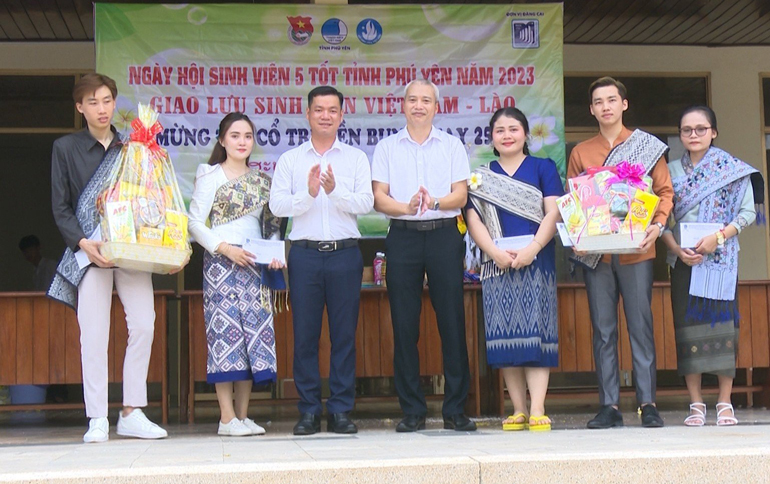 Lãnh đạo Hội Sinh viên tỉnh và Trường đại học Xây dựng Miền Trung tặng quà nhân dịp Tết Bunpimay cho lưu học sinh Lào đang học tập tại Trường đại học Xây dựng Miền Trung. 