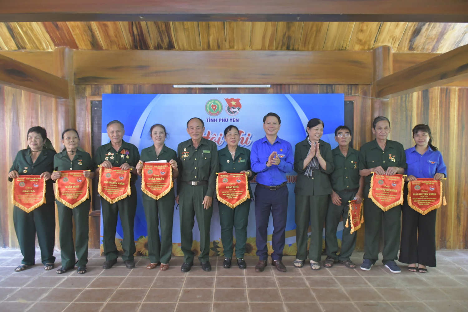 Bí thư Tỉnh Đoàn Lương Minh Tùng và Chủ tịch Hội Cựu TNXP tỉnh Nguyễn Thành Bích trao giải cho các đơn vị tham gia Hội thi Tiếng hát cựu TNXP.