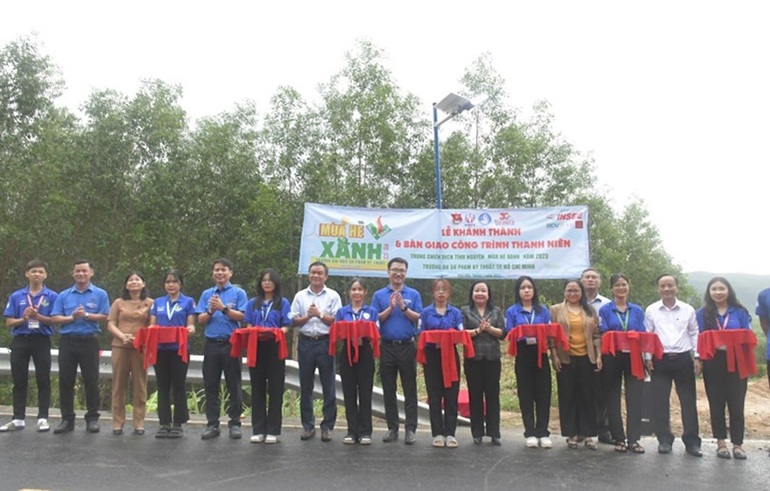 Các đồng chí lãnh đạo cắt băng khánh thành công trình Thắp sáng đường quê ở xã Xuân Quang 1, huyện Đồng Xuân.