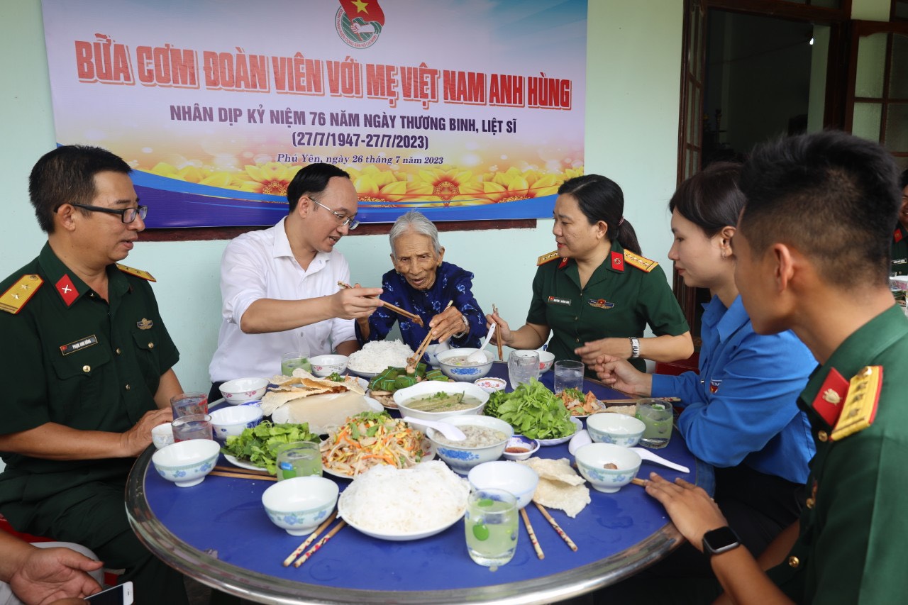 Bữa cơm đoàn viên “Chúng con về bên mẹ” với Mẹ Việt Nam anh hùng Lê Thị Huệ.