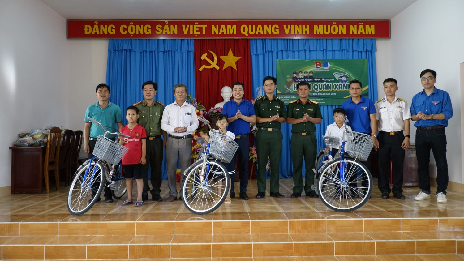 Ban tổ chức trao xe đạp cho học sinh vượt khó học giỏi.