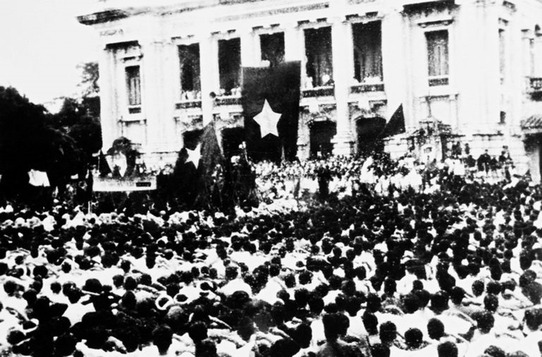 Cuộc mít tinh phát động khởi nghĩa giành chính quyền do Mặt trận Việt Minh tổ chức tại Nhà hát Lớn Hà Nội ngày 19/8/1945. (Ảnh tư liệu)