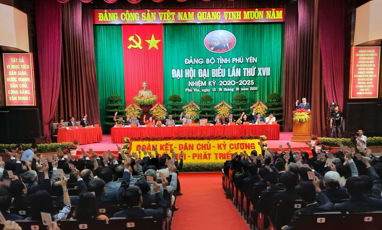 uang cảnh Đại hội đại biểu Đảng bộ tỉnh Phú Yên lần thứ XVII.
