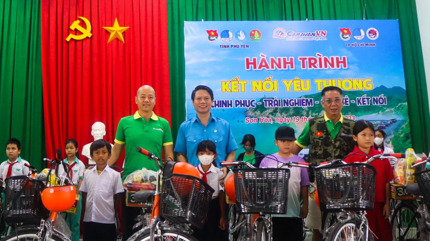 Anh Lương Minh Tùng - Bí thư Tỉnh Đoàn, Chủ tịch Ủy ban Hội LHTN Việt Nam tỉnh và đoàn công tác trao xe đạp cho các em học sinh.