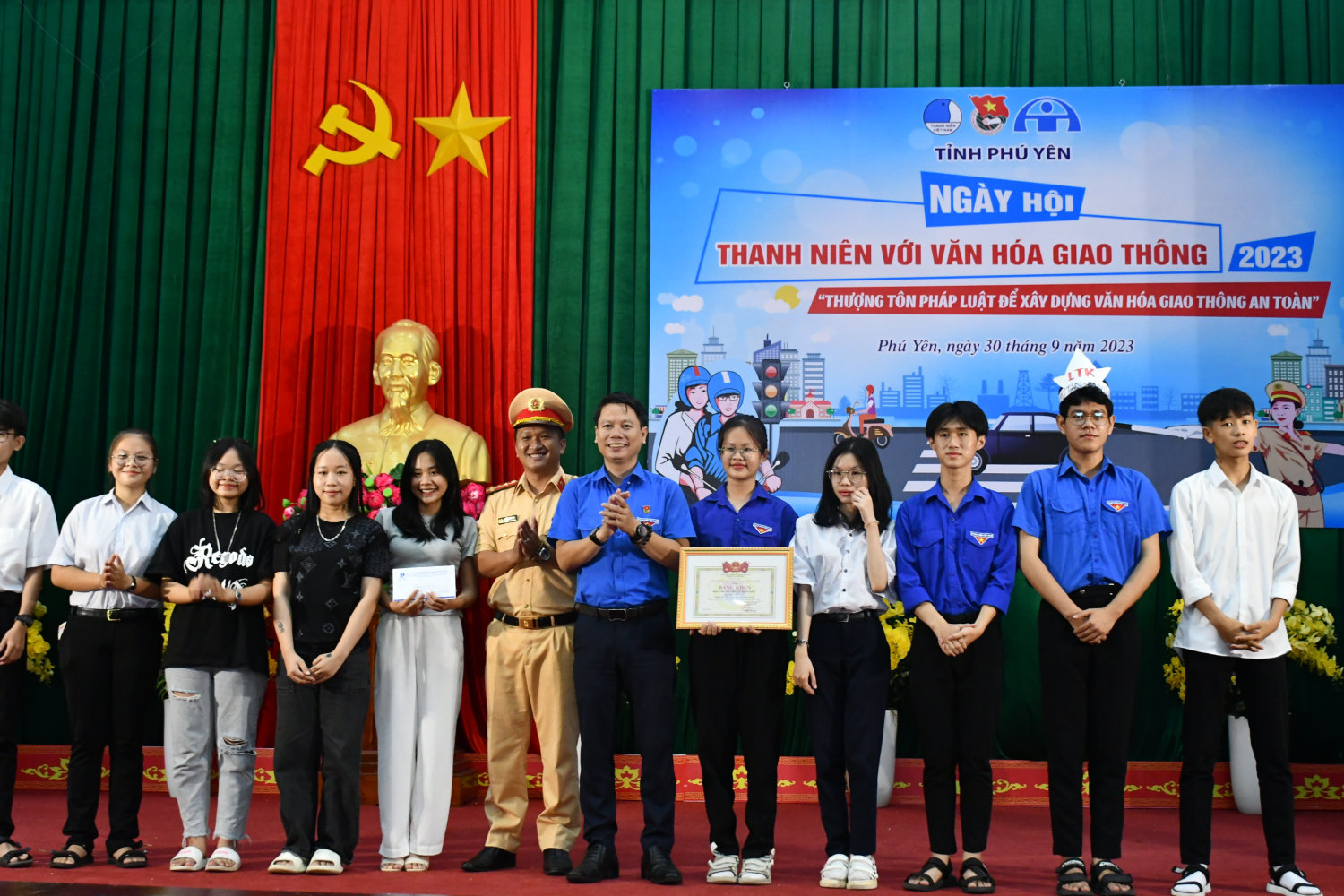 Đ/c Lương Minh Tùng - UVBCH Trung ương Đoàn, Bí thư Tỉnh Đoàn, Chủ tịch Hội LHTN Việt Nam tỉnh trao giải nhất cho Đoàn trường THPT Lê Trung Kiên.