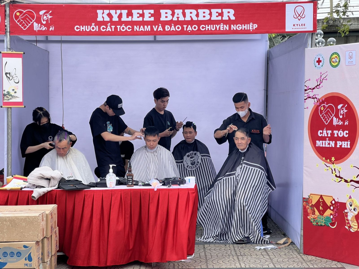 Nhóm cắt tóc mở cửa tiệm cắt tóc 0 đồng tại hội chợ Nhân ái. Ảnh: Thanh Hoàng
