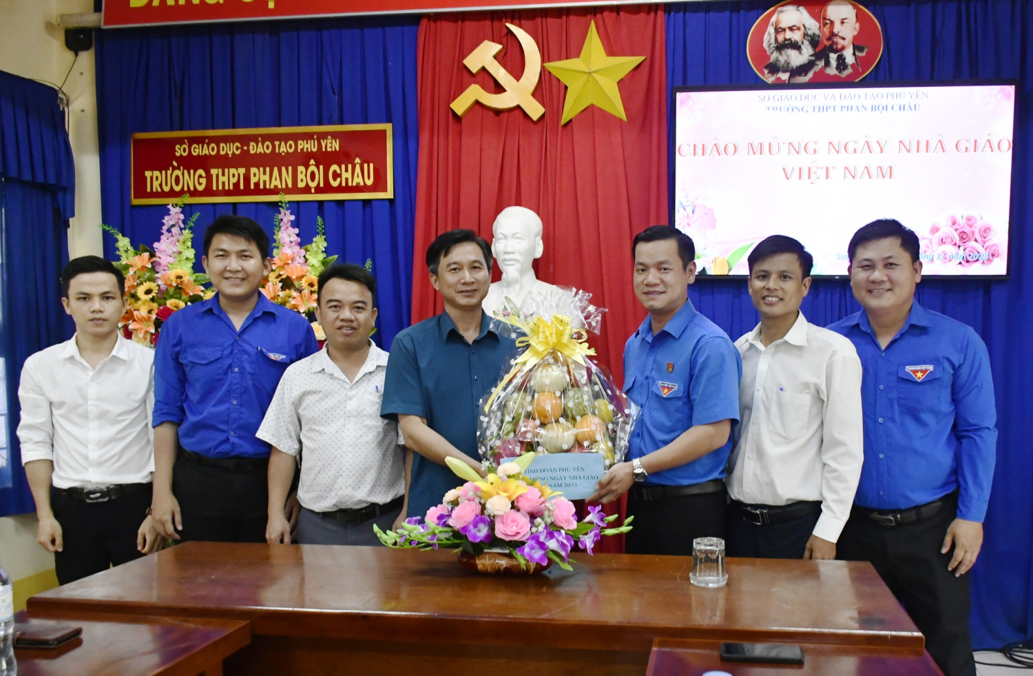 Đồng chí Võ Duy Kha Chúc mừng thầy cô Trường trung học phổ thông Phan Bội Châu.