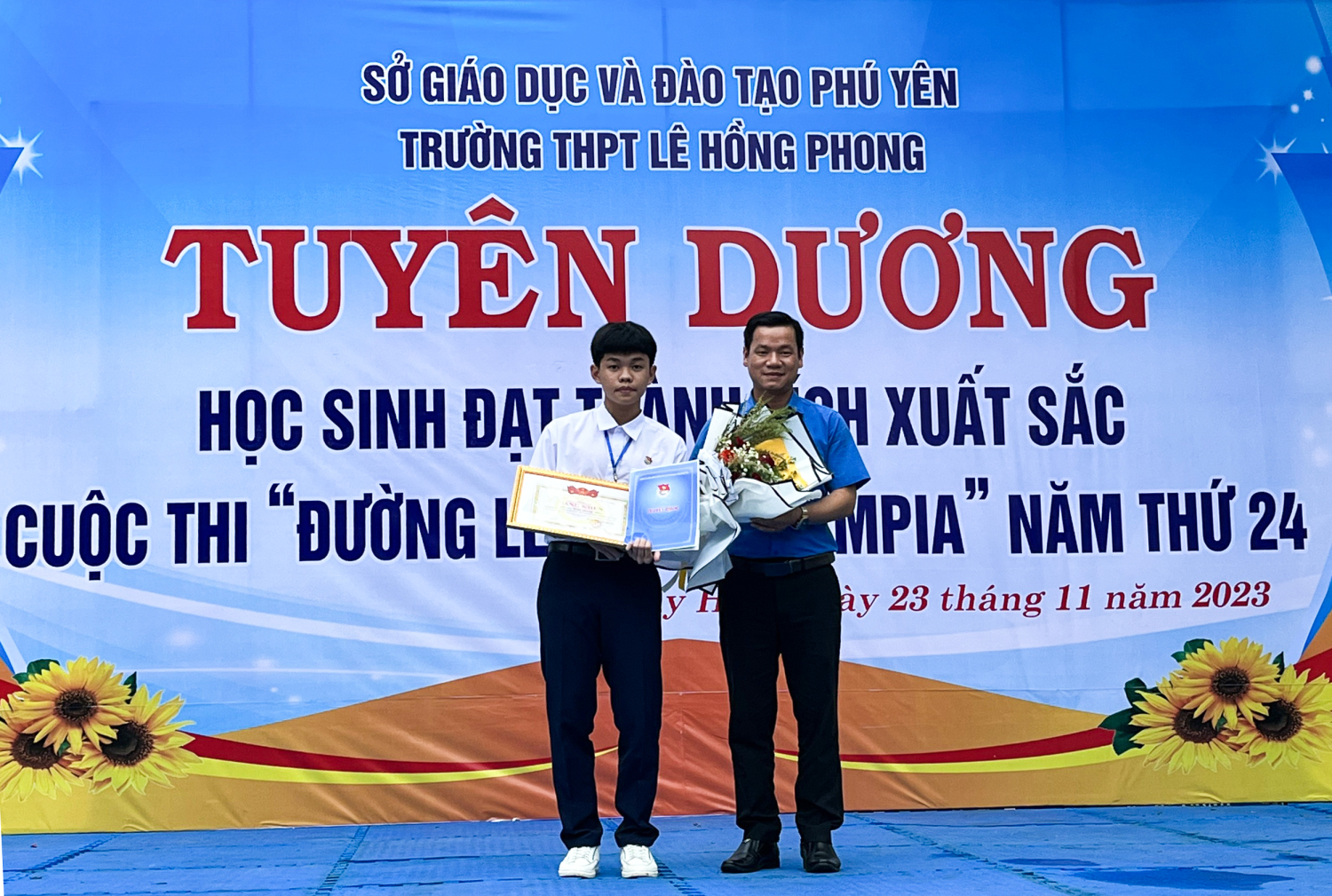 Đ/c Võ Duy Kha, Phó Bí thư Tỉnh Đoàn tặng hoa chức mừng em Trần Trung Kiên.