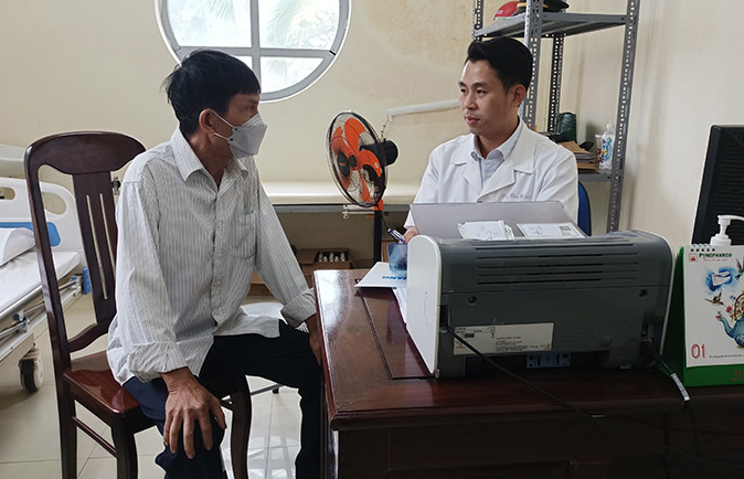 Bác sĩ Nông Văn Công đang khám, tư vấn điều trị cho bệnh nhân. Ảnh: PHƯƠNG HỒNG
