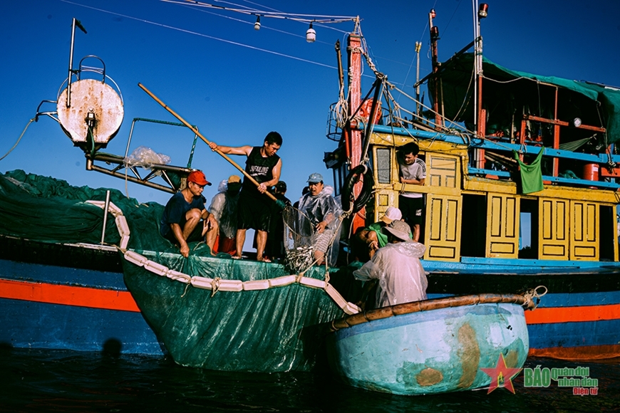 Ngư dân lao động trên vùng biển Phú Yên. Ảnh: ĐÌNH HOÀNG 