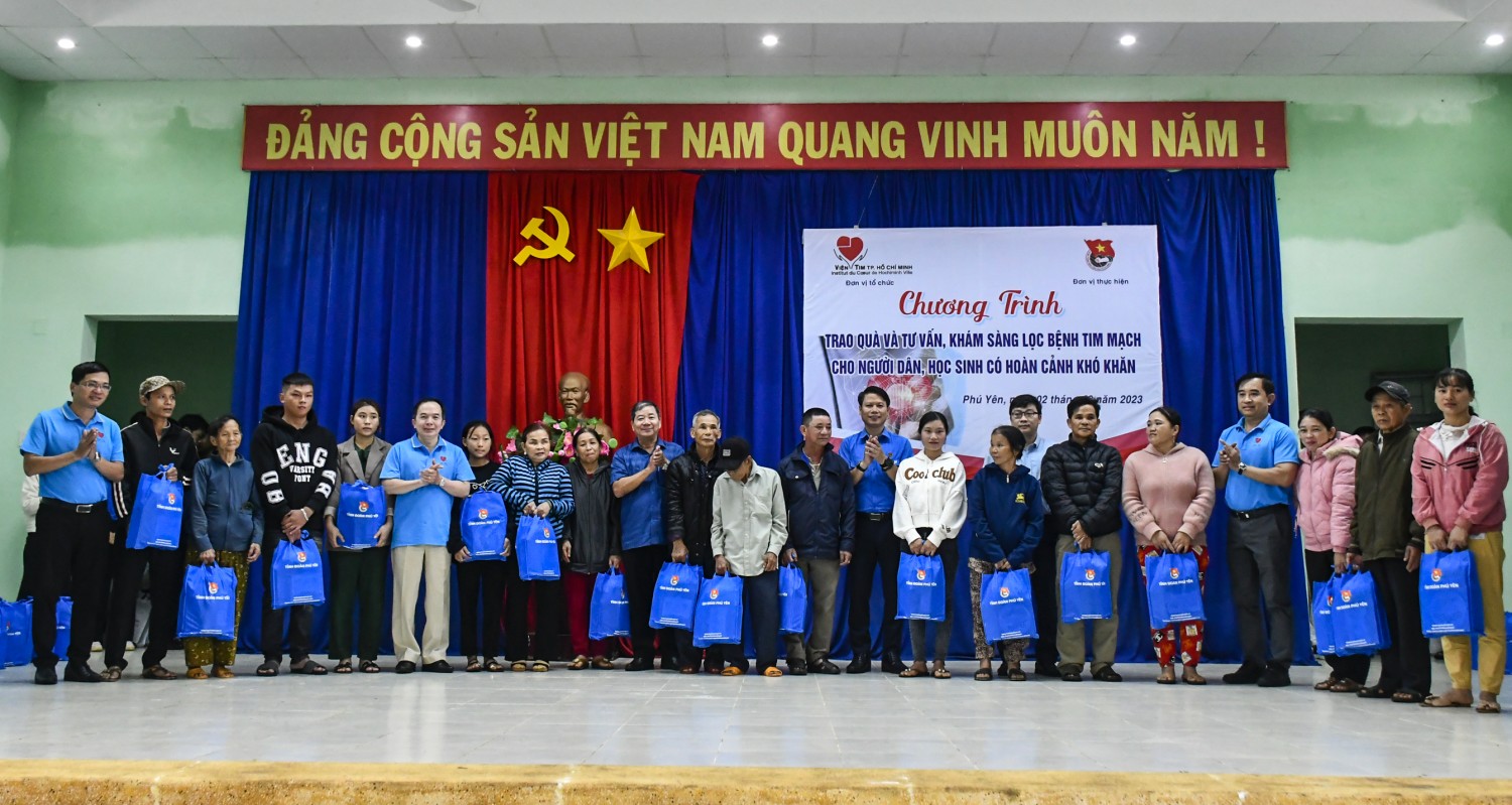Lãnh đạo các đơn vị trao quà cho người dân có hoàn cảnh khó khăn huyện Sơn Hòa.