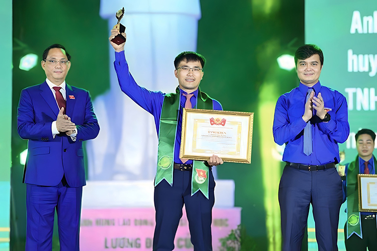 Anh Huỳnh Văn Hoàng nhận giải thưởng Lương Định Của năm 2023. Ảnh: CTV
