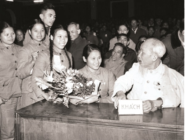 Chủ tịch Hồ Chí Minh nói chuyện với đại biểu thanh niên xung phong dự Đại hội Thanh niên xung phong chống Mỹ cứu nước toàn miền Bắc (tháng 1-1967).