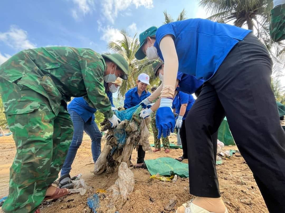 200 ĐVTN, cán bộ, chiến sĩ trên địa bàn thị xã dọn dẹp, xử lý rác thải tại khu vực Bãi Chính.