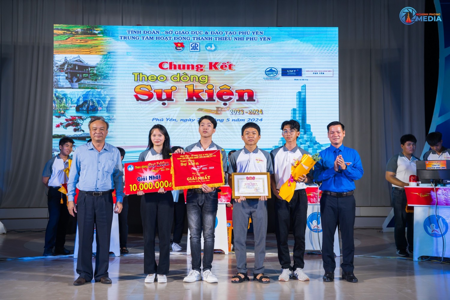 Lãnh đạo Ban Tuyên giáo Tỉnh ủy và Thường trực Tỉnh Đoàn trao giải nhất cho Trường PT Duy Tân (TP. Tuy Hòa).