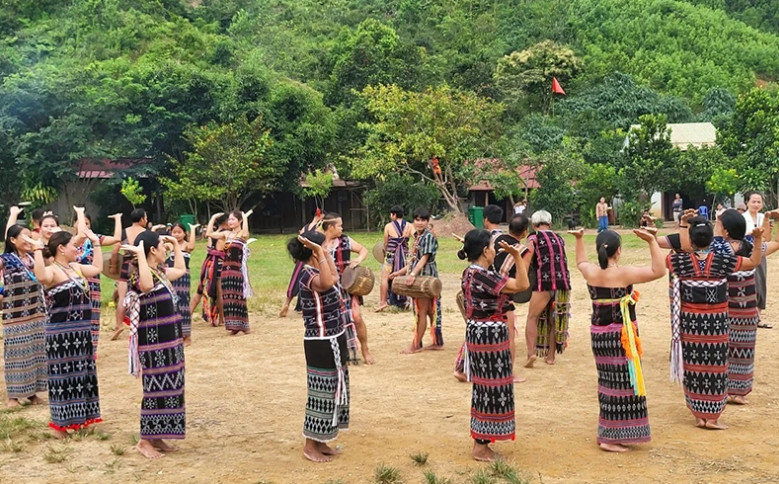 Đồng bào Cơ Tu ở Tây Giang (Quảng Nam) biểu diễn điệu múa truyền thống tại sân sinh hoạt cộng đồng của làng. (Ảnh THÀNH NAM)