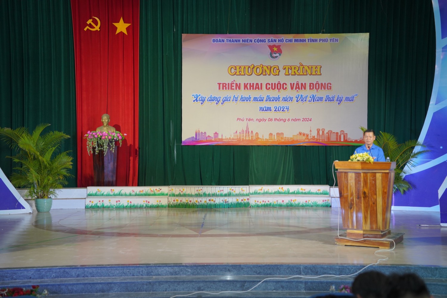 Đồng chí Võ Duy Kha - Phó Bí thư Tỉnh Đoàn, Chủ tịch Hội Sinh viên tỉnh phát biểu tại chương trình