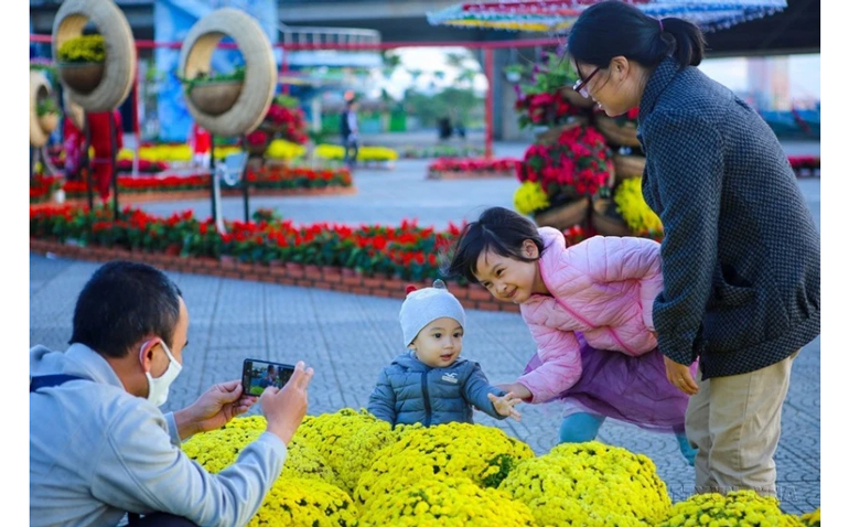 Khoảnh khắc hạnh phúc của một gia đình tại Đà Nẵng. Ảnh: TTXVN