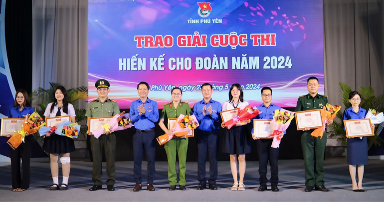 Thường trực Tỉnh đoàn trao giải cho các tác giả đạt giải cuộc thi Hiến kế cho đoàn năm 2024. Ảnh: HÀ MY