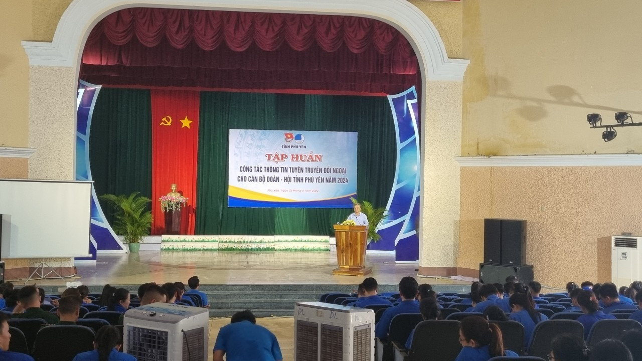Đ/c Nguyễn Văn Sự - Phó Trưởng Ban trực Ban Tuyên giáo Tỉnh uỷ báo cáo viên tại Hội nghị tập huấn công tác thông tin tuyên truyền đối ngoại.