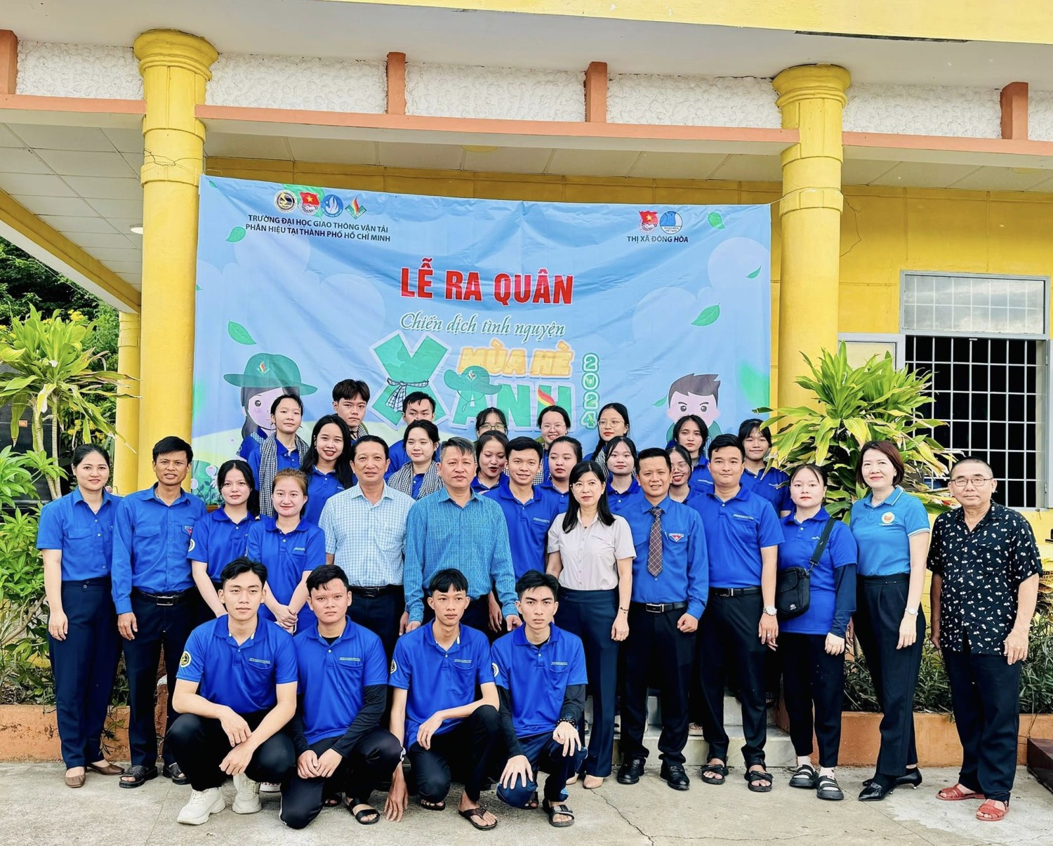 Các đơn vị chụp hình lưu niệm tại lễ ra quân Chiến dịch tình nguyện Mùa hè xanh 2024.