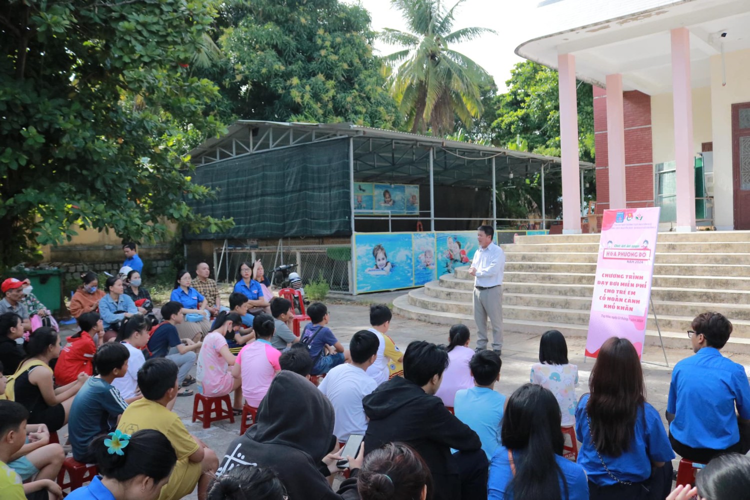 Quang cảnh khai mạc lớp dạy bơi miễn phí cho trẻ em có hoàn cảnh khó khăn trên địa bàn phường.