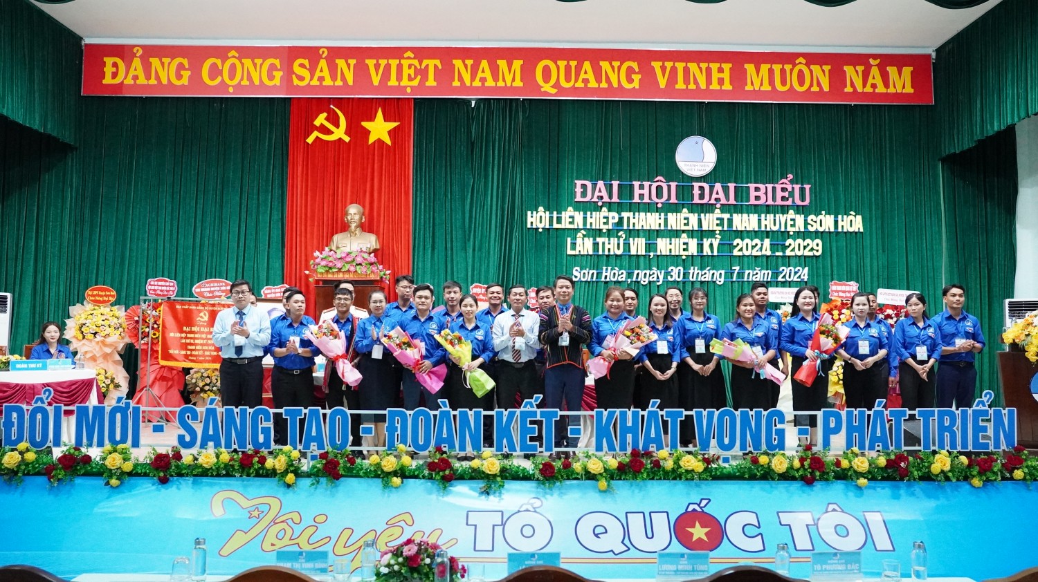 Các đồng chí lãnh đạo tặng hoa chúc mừng các anh chị vào Ủy ban Hội LHTN Việt Nam huyện Sơn Hòa, khóa VII.