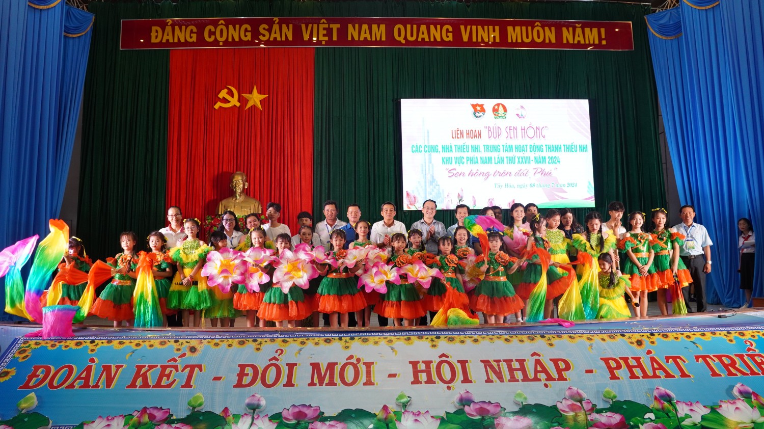 Các đồng chí lãnh đạo chụp hình lưu niệm cùng các em thiếu nhi, đội viên tham gia biểu diễn.