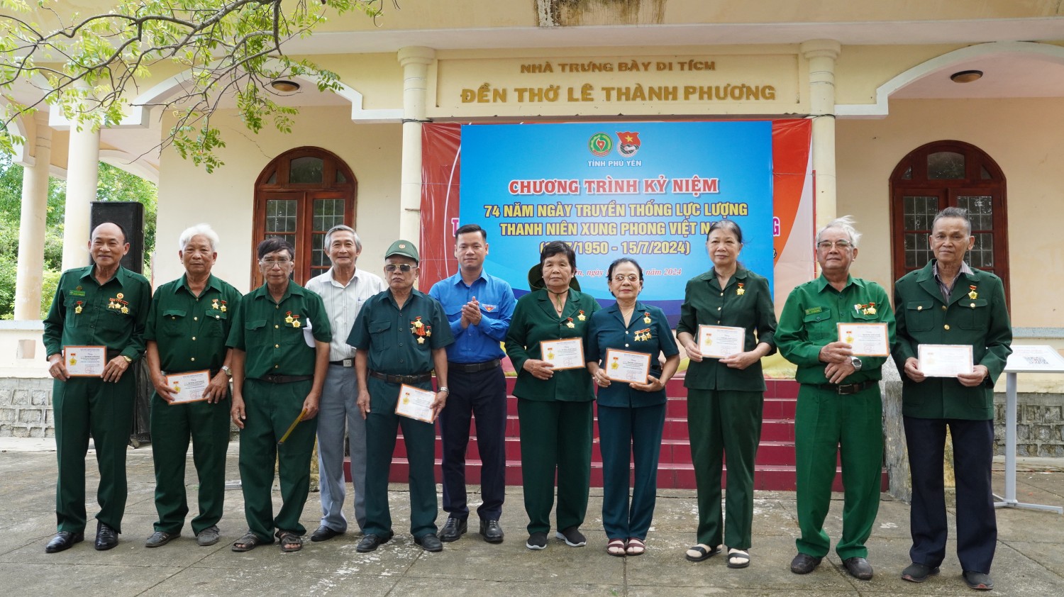 Đ/c Võ Duy Kha, Phó Bí thư Tỉnh Đoàn trao “Kỷ niệm chương Cựu Thanh niên xung phong Việt Nam” của Hội cựu TNXP Việt Nam cho các hội viên cựu TNXP trên địa bàn tỉnh.