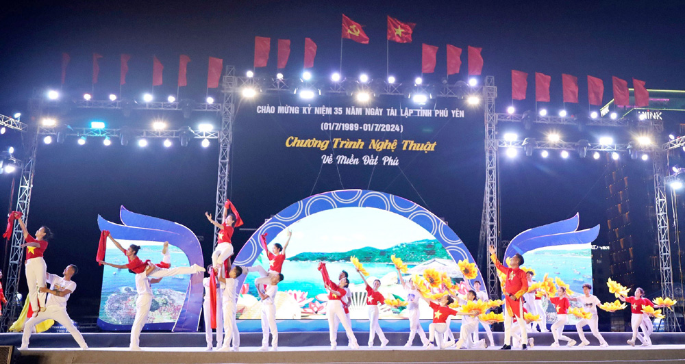 Một tiết mục nghệ thuật chào mừng kỷ niệm 35 năm Ngày tái lập tỉnh Phú Yên diễn ra tối 30/6 tại quảng trường 1 Tháng 4, TP Tuy Hòa. Ảnh: NGỌC THẮNG