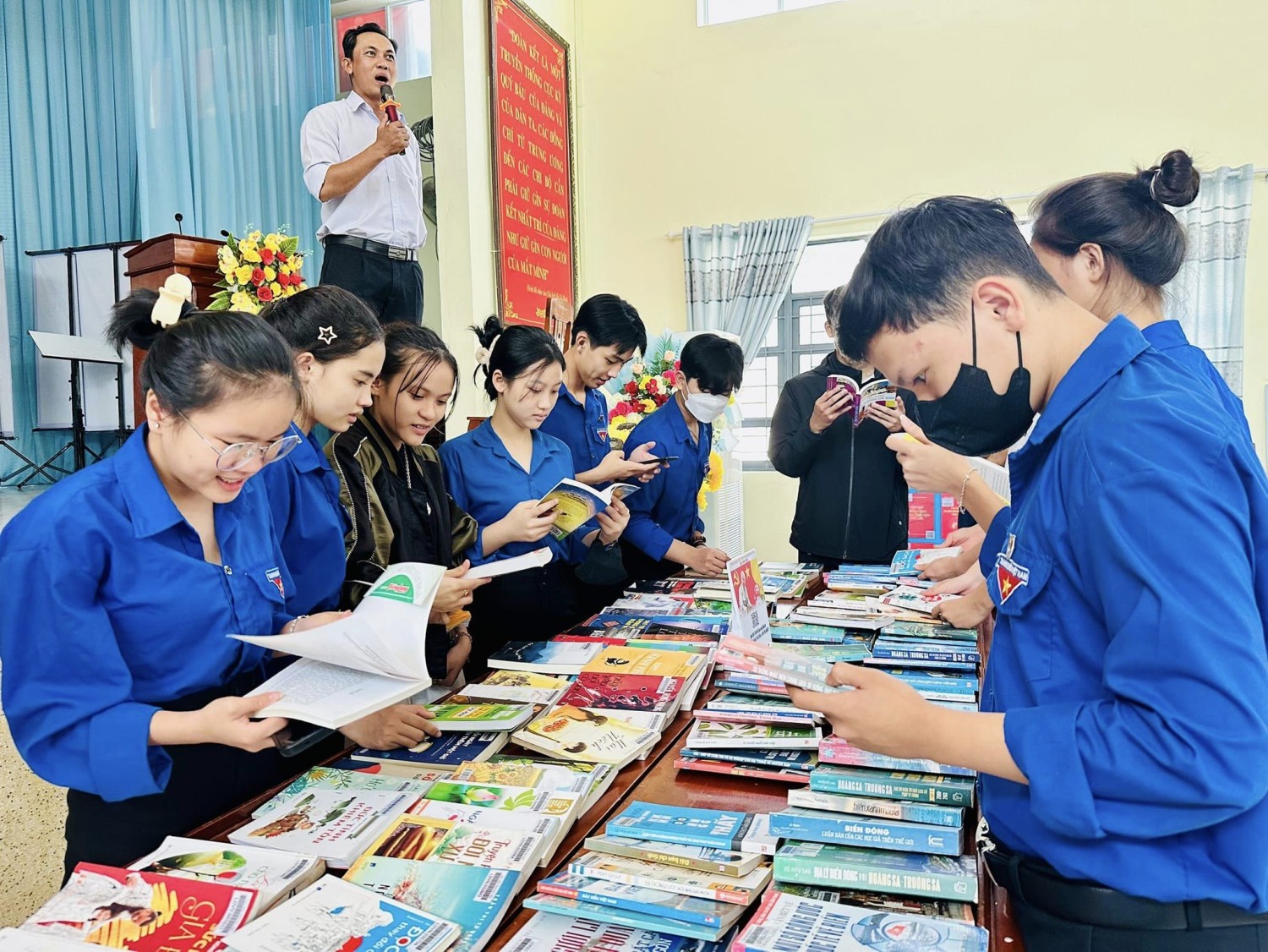 Đông đảo học sinh, đoàn viên, thanh niên tham gia chương trình tuyên truyền giới thiệu sách, phục vụ sách lưu động.