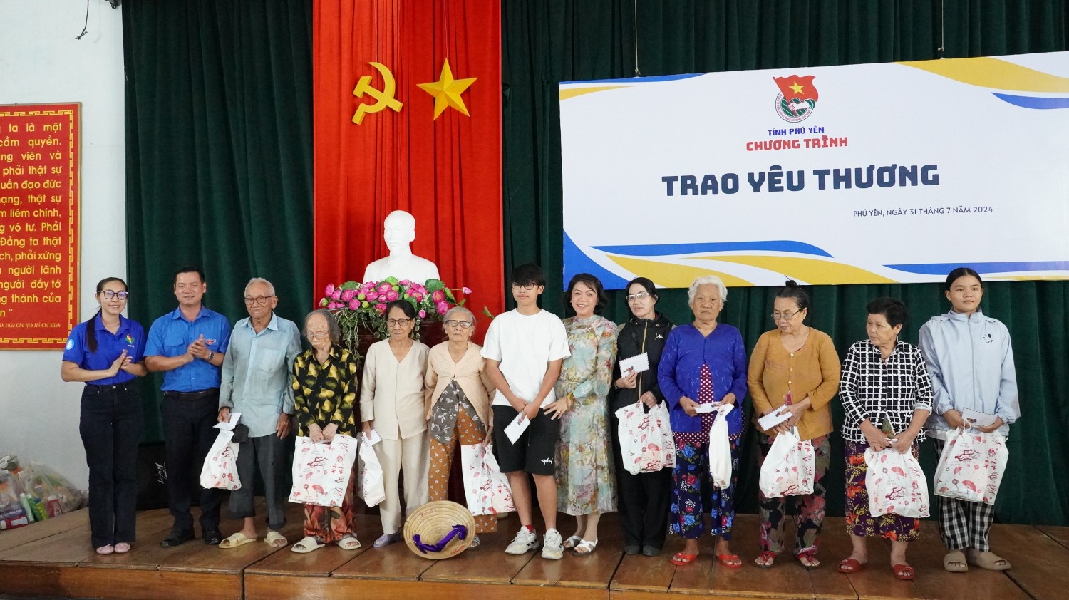 Thường trực Tỉnh Đoàn và nhà tài trợ trao quà cho người dân.