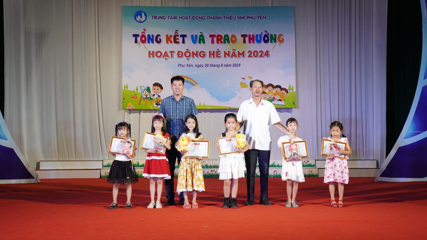 Tuyên dương, khen thưởng các em thiếu nhi, học sinh có thành tích xuất sắc trong Hội thi các môn năng khiếu hè - 2024.