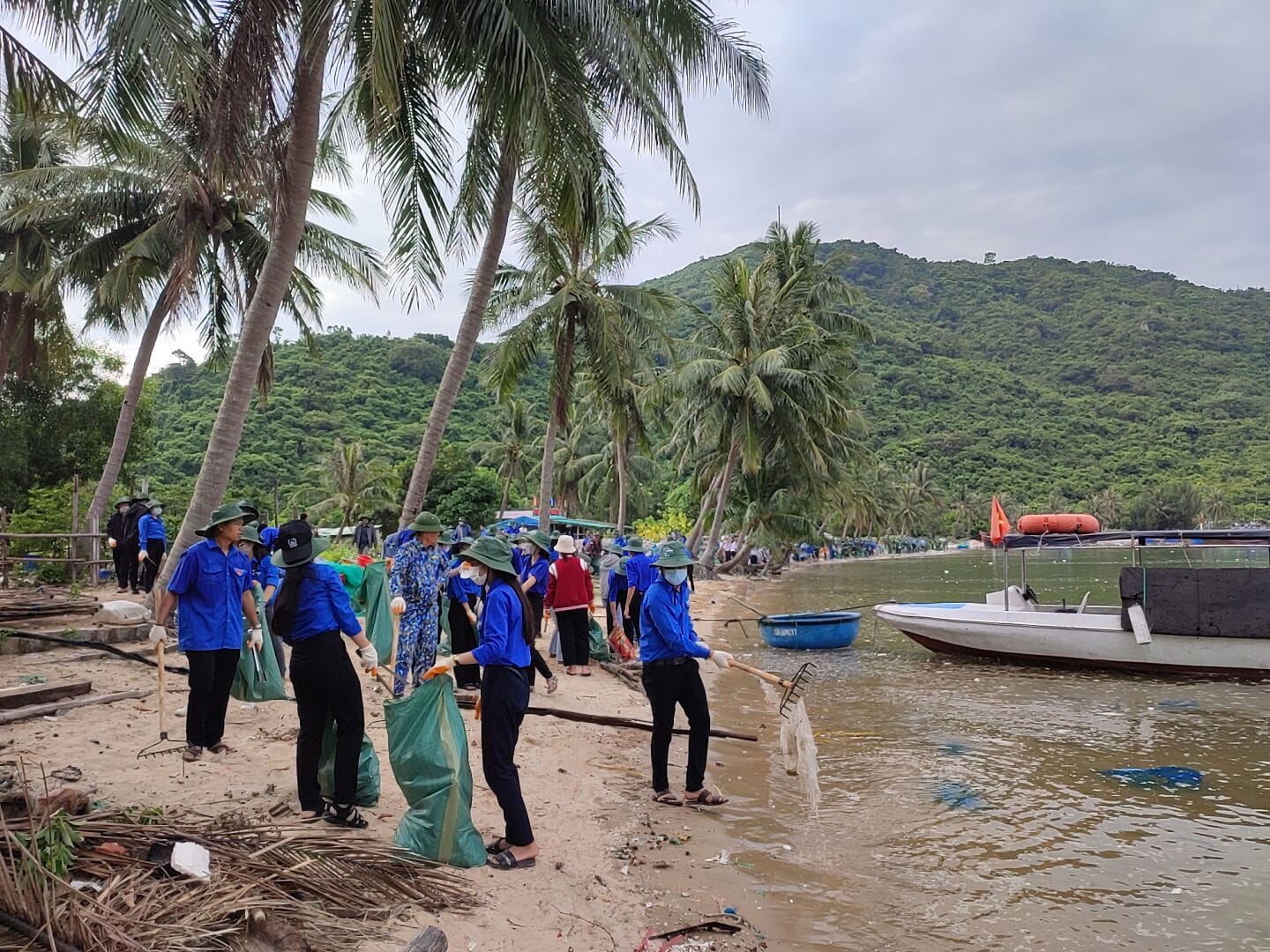 Các đoàn viên,  thanh niên, chiến sĩ trẻ đã tham gia thu gom, phân loại và xử lý rác thải.