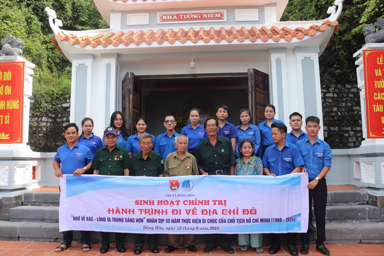 Các đại biểu, cán bộ Đoàn và đoàn viên, thanh niên tham gia dâng hương tưởng niệm các anh hùng liệt sỹ tại khu Di tích Tàu không số Vũng Rô.