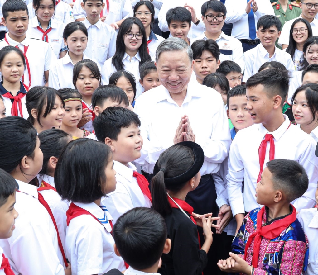 Chủ tịch nước Tô Lâm gặp mặt học sinh tiêu biểu dự Chương trình 'Trại hè yêu thương' (28/5/2024)