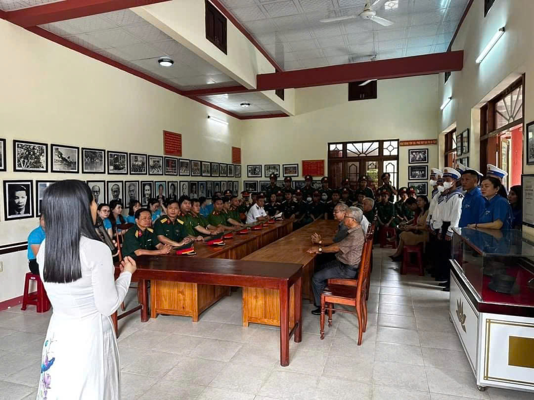 Đoàn viên Thanh niên được nghe hướng dẫn viên giới thiệu Nơi thành lập Chi bộ Đảng Cộng sản đầu tiên ở tỉnh Phú Yên