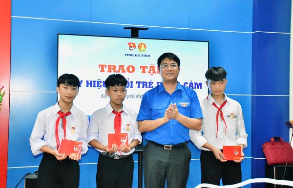 Trao tặng Huy hiệu "Tuổi trẻ dũng cảm" cho 3 đội viên.