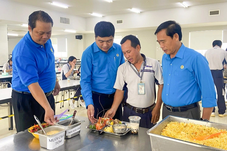 Ông Nguyễn Tấn Đạt - phó chủ tịch Liên đoàn Lao động tỉnh Bình Dương (thứ hai từ trái) - thăm hỏi, động viên đoàn viên, lao động tại bữa cơm công đoàn ở Công ty TNHH Nitto Denko Việt Nam - Ảnh: LĐLĐ BÌNH DƯƠNG