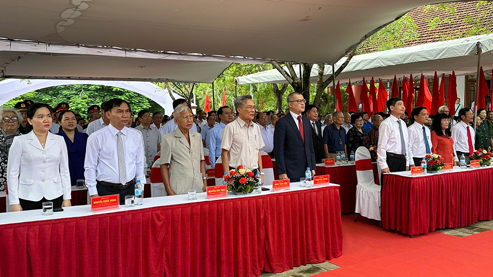 Các đồng chí lãnh đạo tỉnh, cán bộ và Nhân dân về dự lễ kỷ niệm thực hiện nghi lễ chào cờ. Ảnh: TRẦN QUỚI