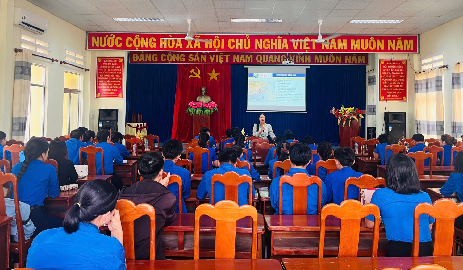 Quang cảnh buổi tập huấn.