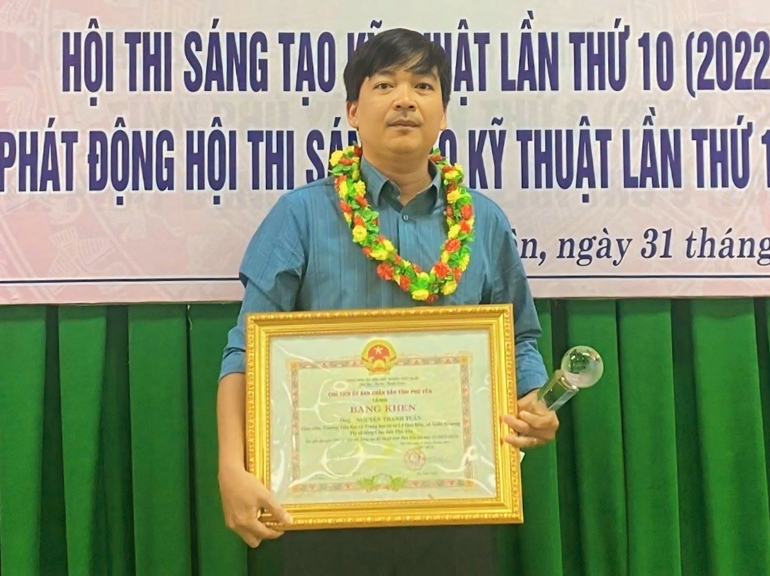 Anh Nguyễn Thanh Tuấn nhận nhiều bằng khen của UBND tỉnh vì có các giải pháp hữu ích, thiết thực phục vụ công việc và cuộc sống. Ảnh CTV