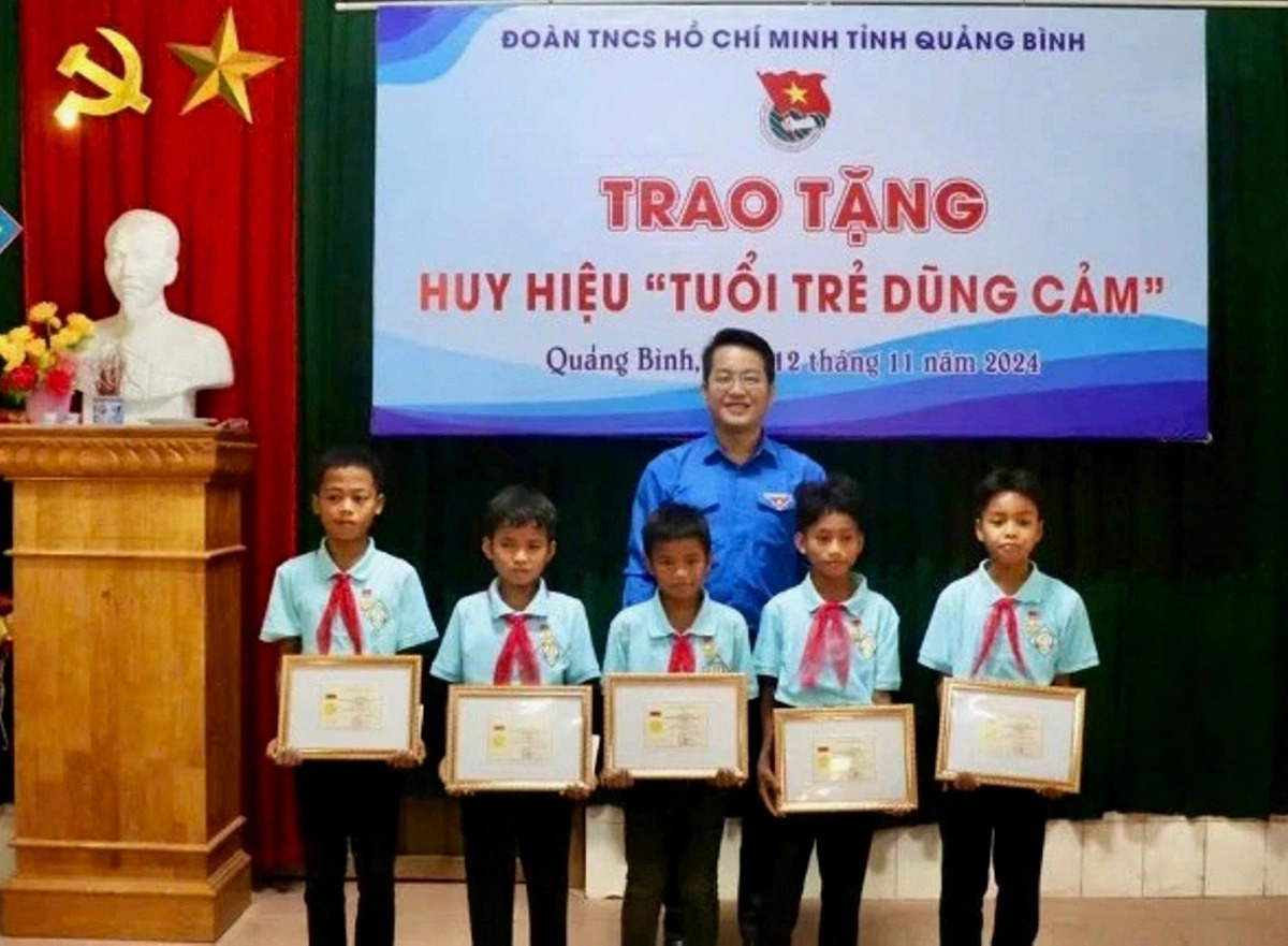 Lãnh đạo Tỉnh Đoàn Quảng Bình thừa ủy quyền của Trung ương Đoàn trao huy hiệu Tuổi trẻ dũng cảm cho nhóm học sinh cứu người bị nước cuốn.